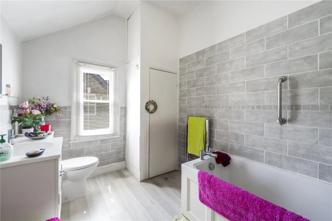 Uxbridge Road, Hampton Hill, TW12 1AY, photo 11