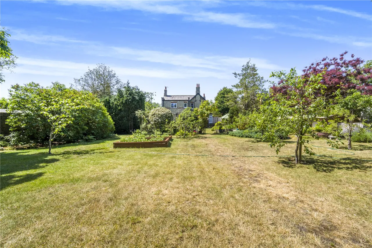 Uxbridge Road, Hampton Hill, TW12 1AY, photo 2