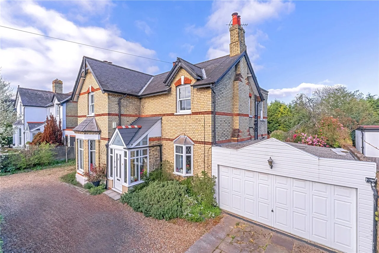 4 bed house for sale — Uxbridge Road, Hampton Hill, TW12 1AY
