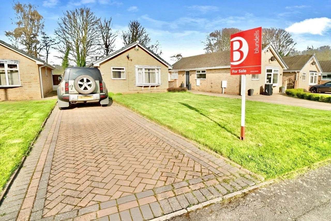 2 bed house for sale — Bramley Grange Crescent, Bramley, Rotherham, South Yorkshire, S66