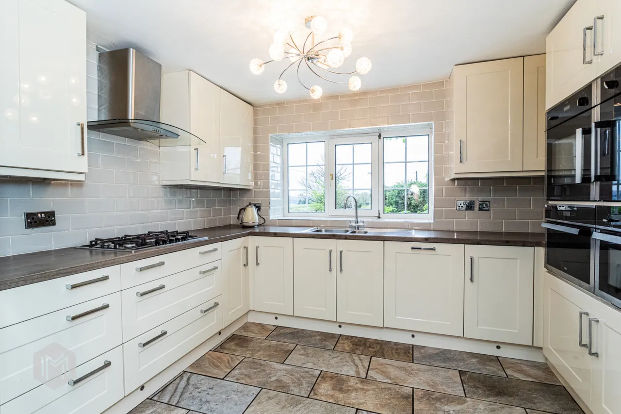 90a Watling Street, Affetside, Bury, BL8 3QW, photo 2