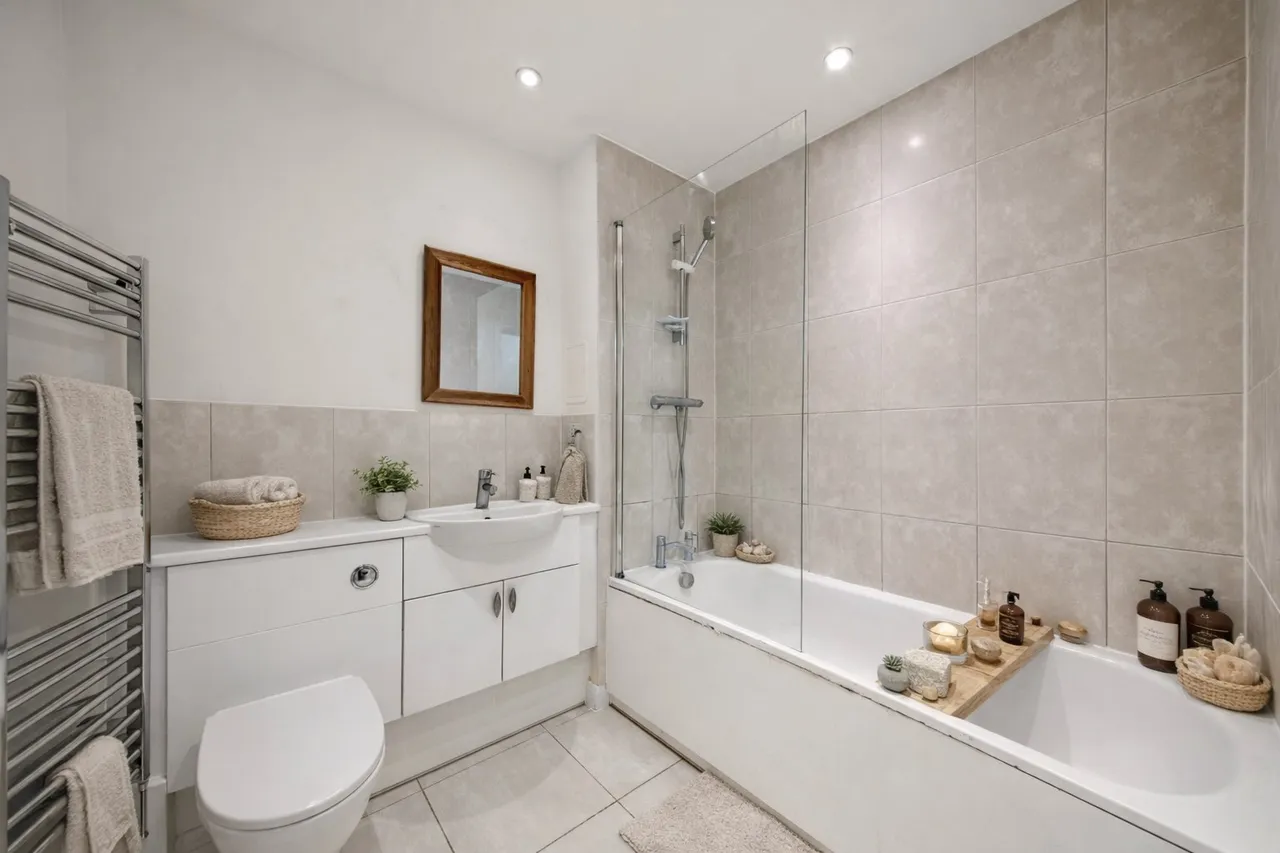 Featherstone Road, Southall, UB2 5GQ, photo 8
