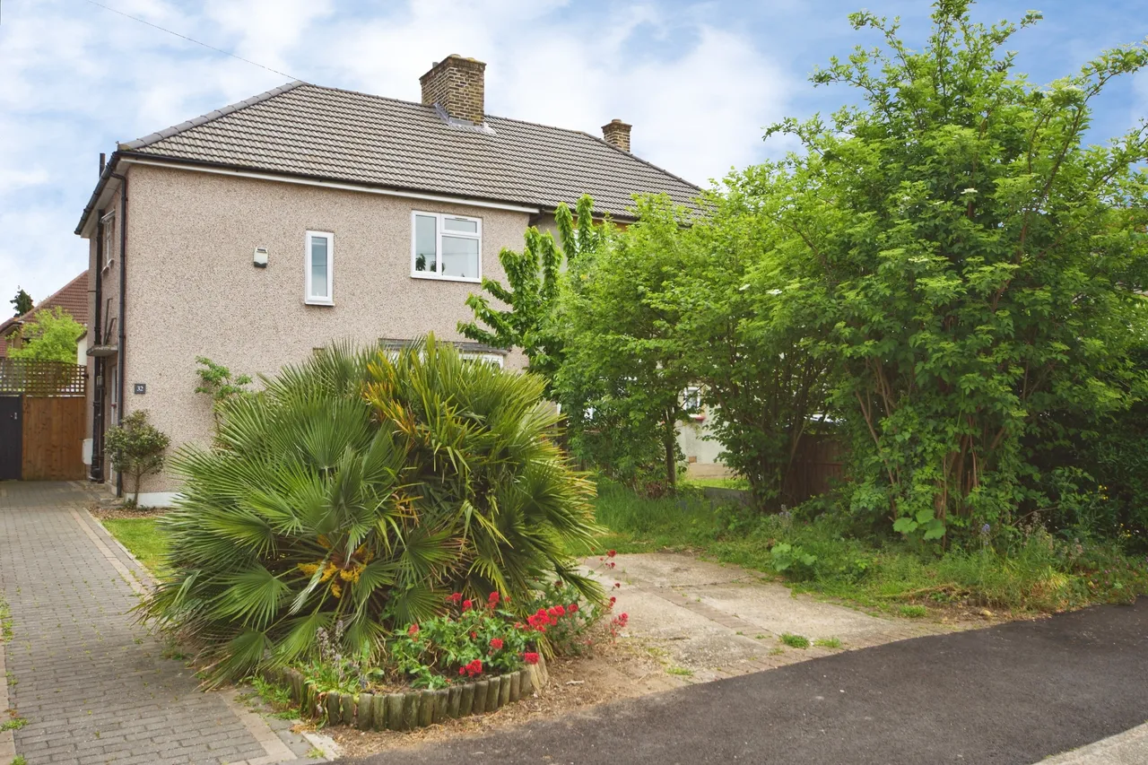house for sale — Greenway, Dagenham