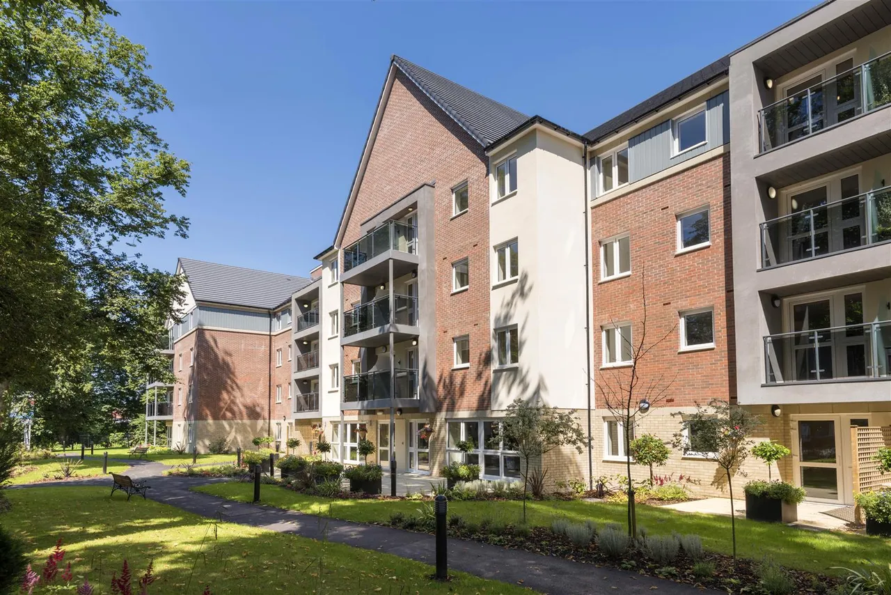 2 bed flat for sale, Park View Road, Prestwich, M25