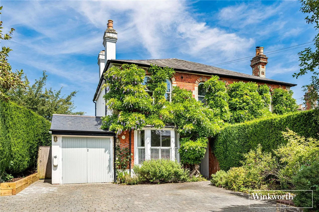 3 bed house for sale, Church Road, Bagshot, GU19