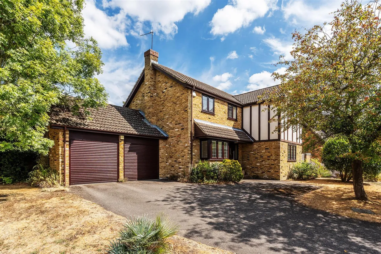 4 bed house for sale, Ashwood Park, Fetcham, KT22