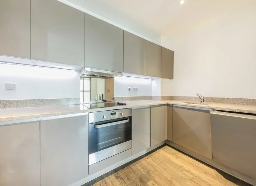 Ealing Road, Brentford, TW8, photo 3