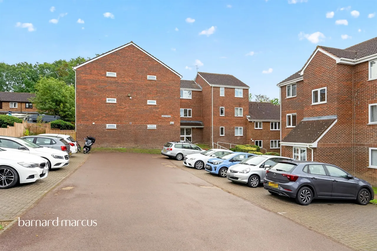 2 bed flat for sale, Percy Gardens, Worcester Park, KT4