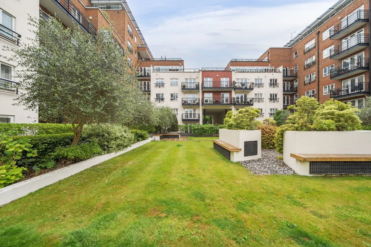 2 bed flat for sale — Seven Kings Way, Kingston Upon Thames, Surrey, KT2