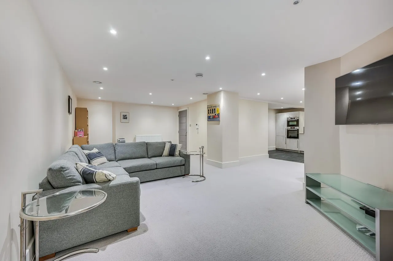 Flat 1, 1A High Street, Chelmsford, Essex, CM1 1BE, photo 2