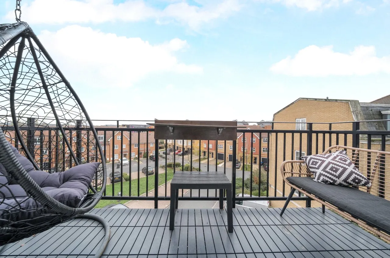 Alderson Grove, Hersham, KT12, photo 4