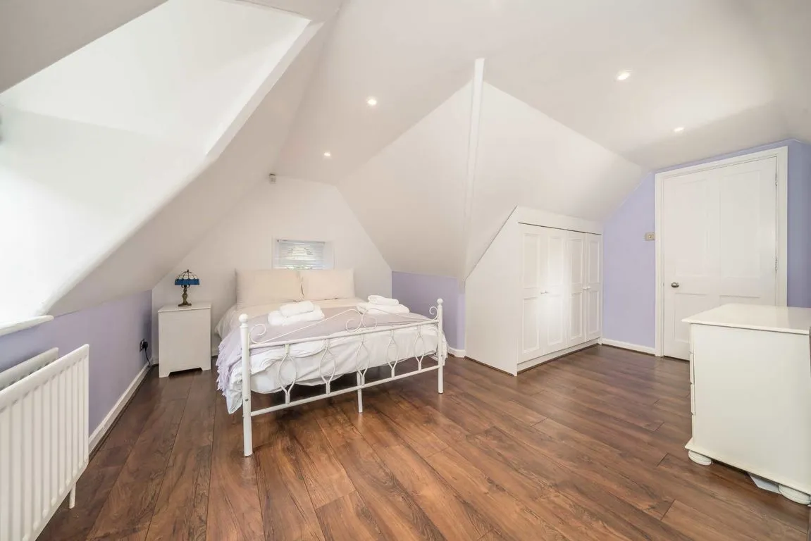 Devey Close, KT2, photo 5