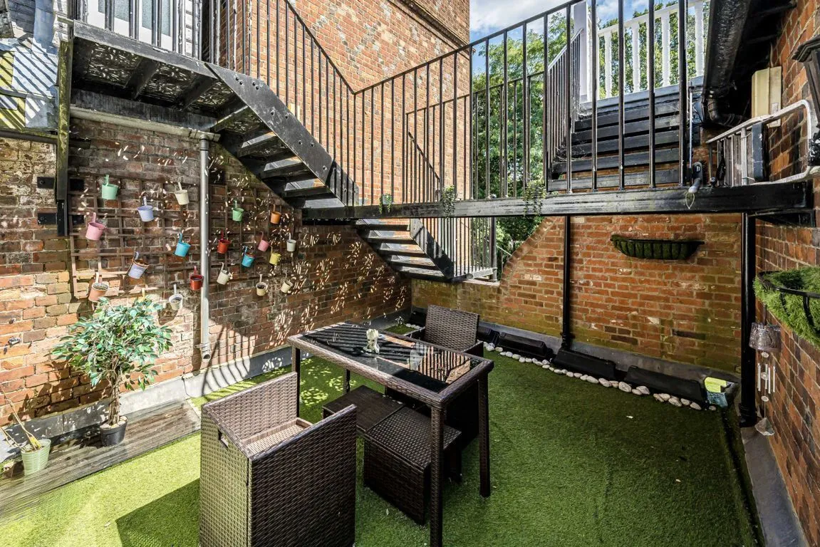Devey Close, KT2, photo 9