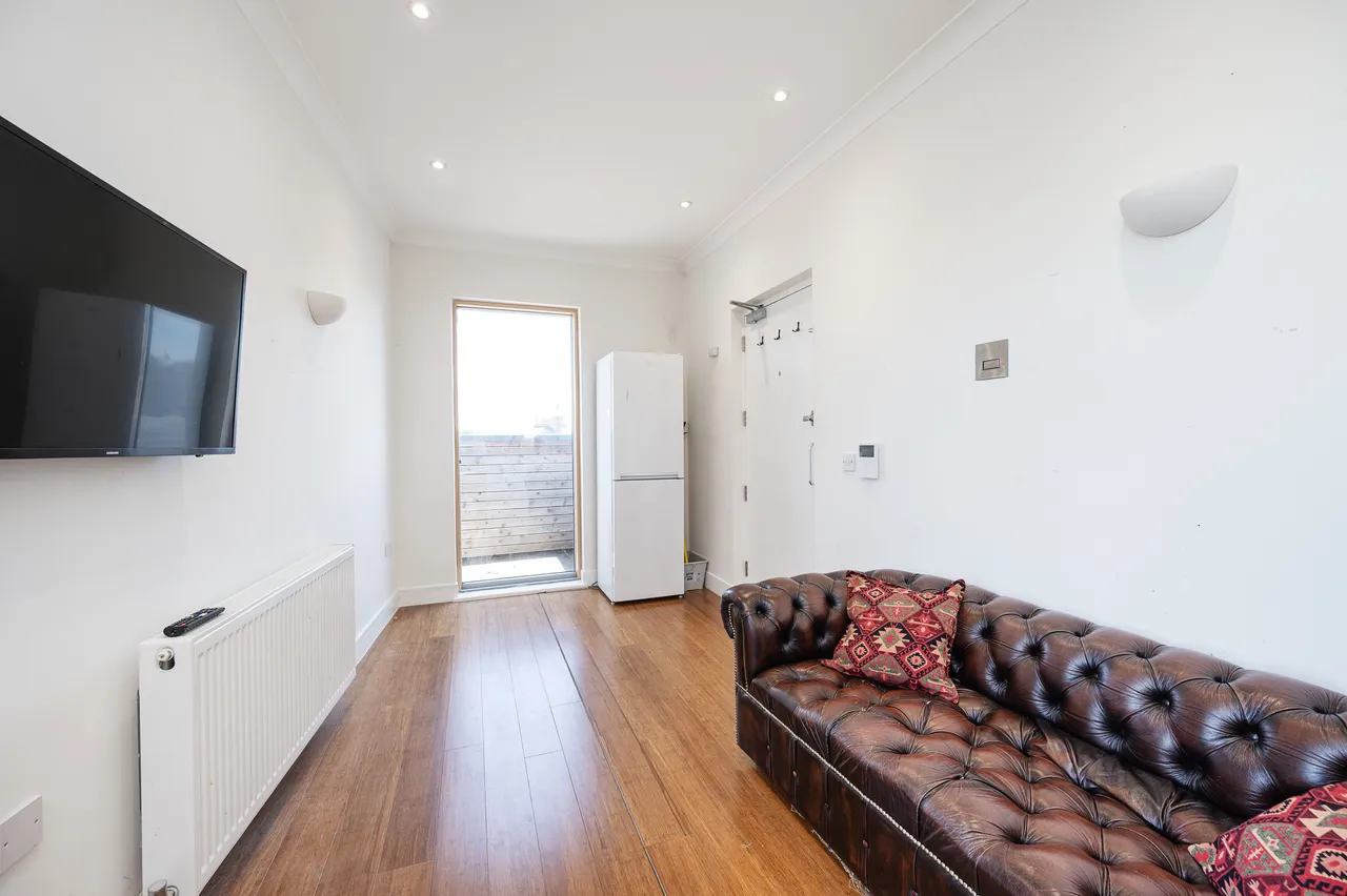Flat 9, 84 Newark Street, LONDON, photo 2