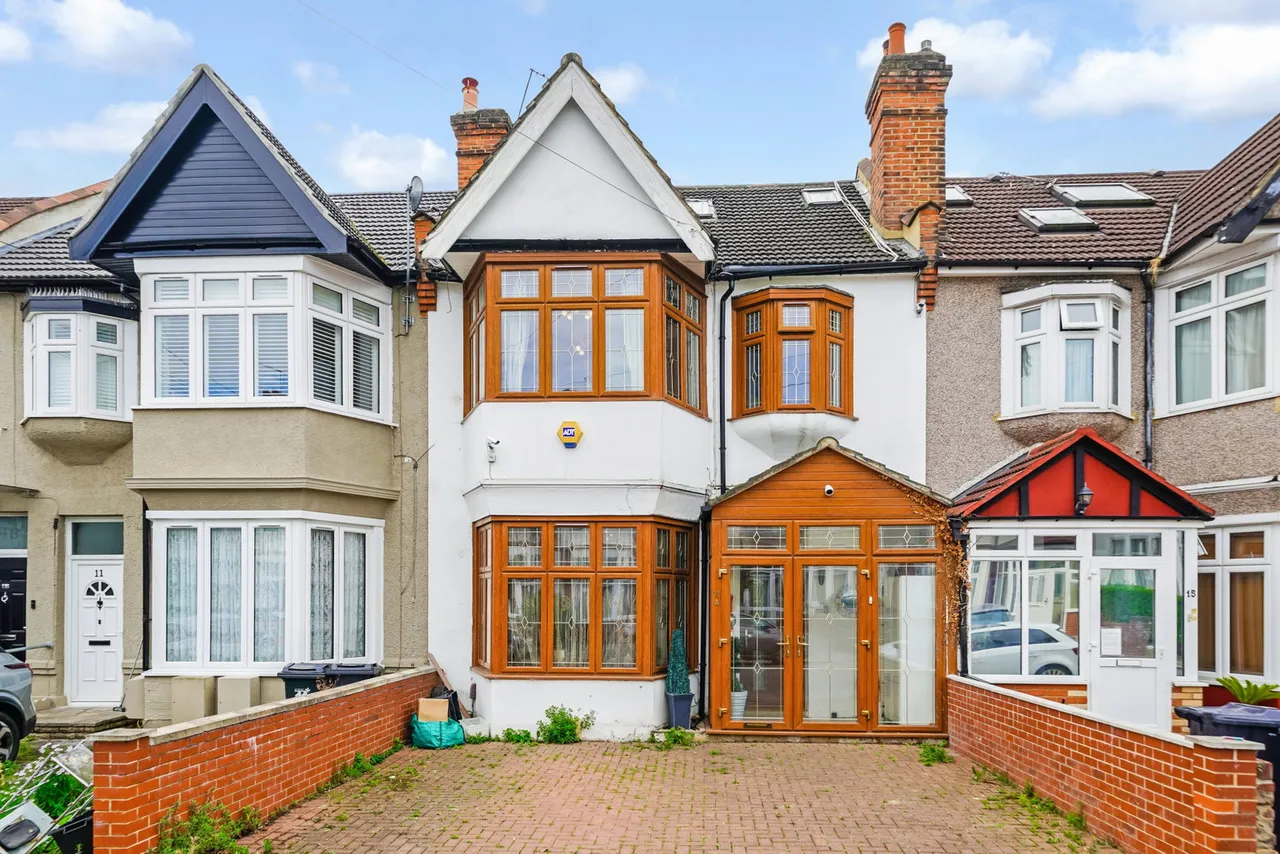 5 bed house for sale — Vaughan Gardens, Ilford, IG1 3PA