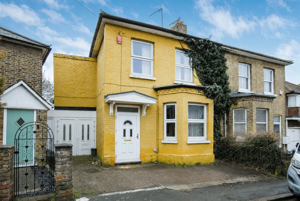 4 bed house for sale — Montague Road, Uxbridge