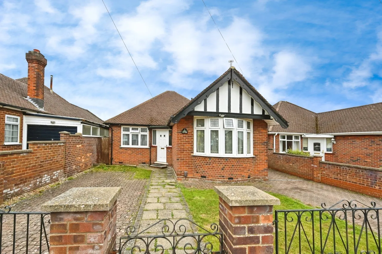 3 bed house for sale — Welbury Avenue, LUTON, Bedfordshire, LU3