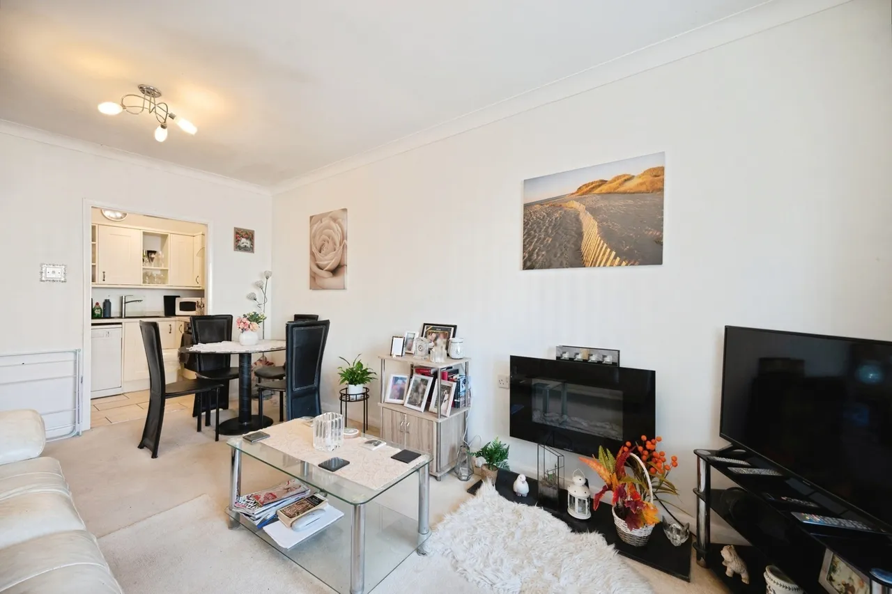 Staunton Avenue, Hayling Island, PO11, photo 3