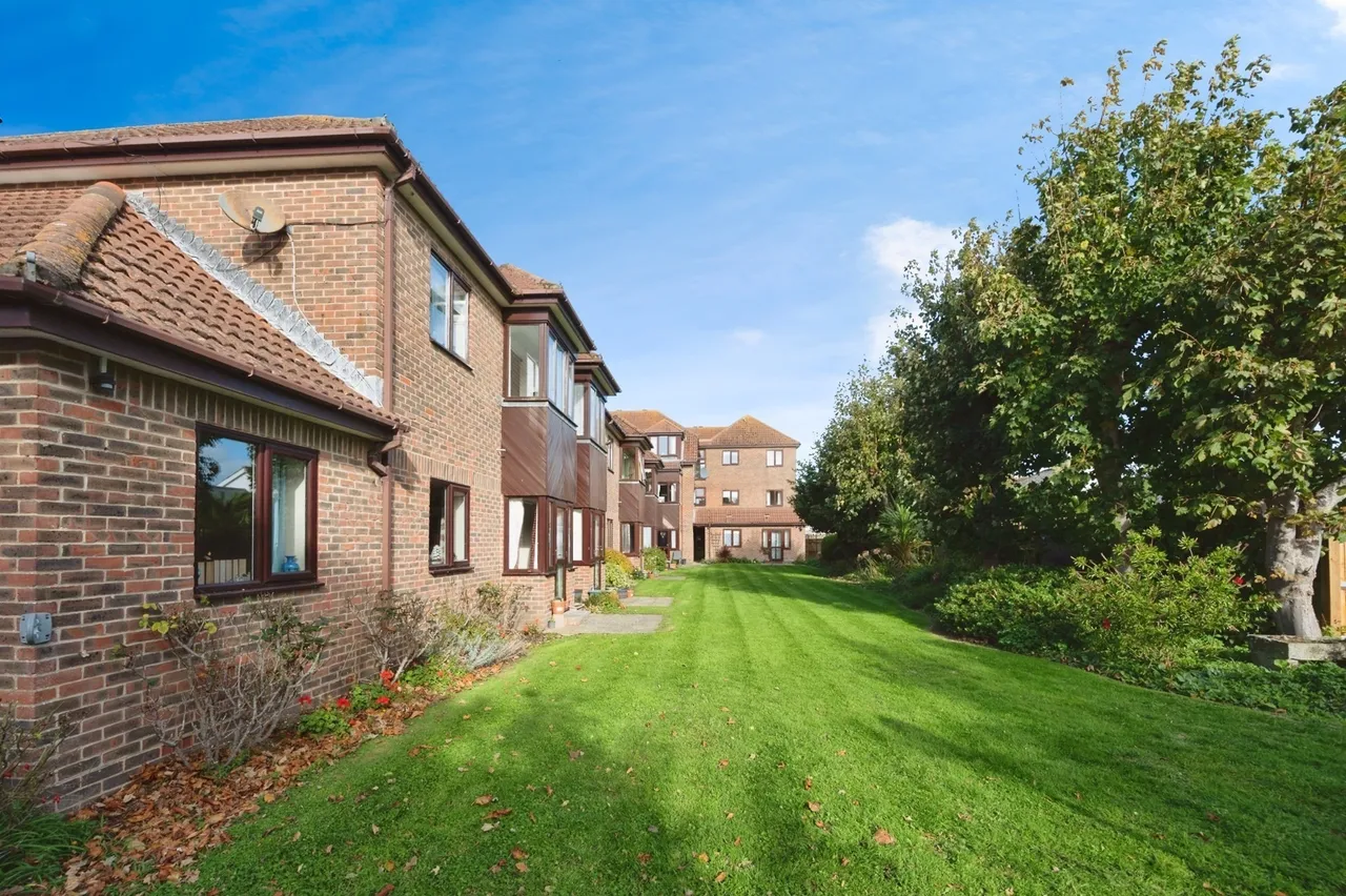 Staunton Avenue, Hayling Island, PO11, photo 13