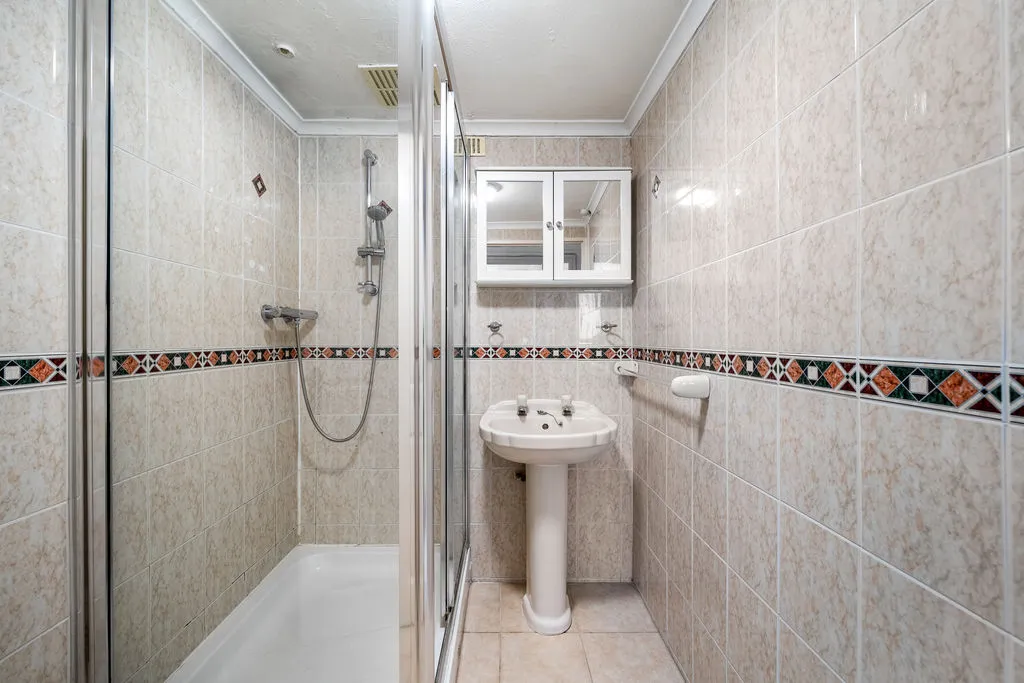 Wellington Close, Walton-On-Thames KT12 1BG, photo 9