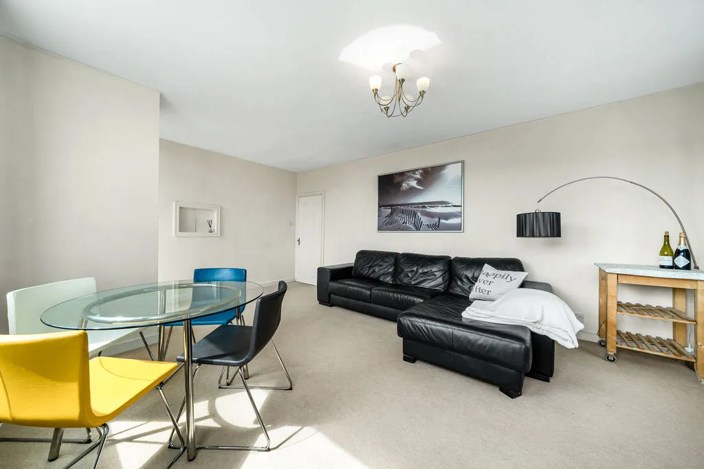 Wellington Close, Walton-On-Thames KT12 1BG, photo 4