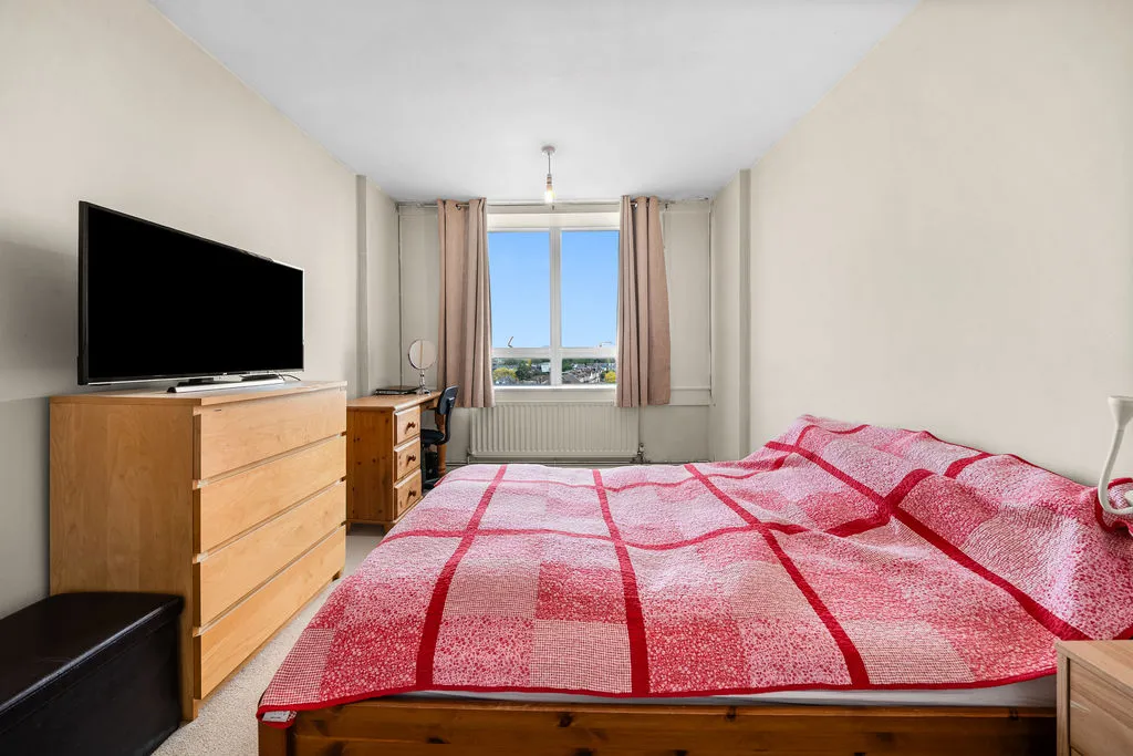 Wellington Close, Walton-On-Thames KT12 1BG, photo 5