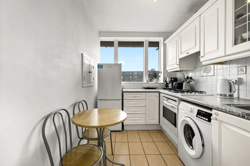 Wellington Close, Walton-On-Thames KT12 1BG, photo 2