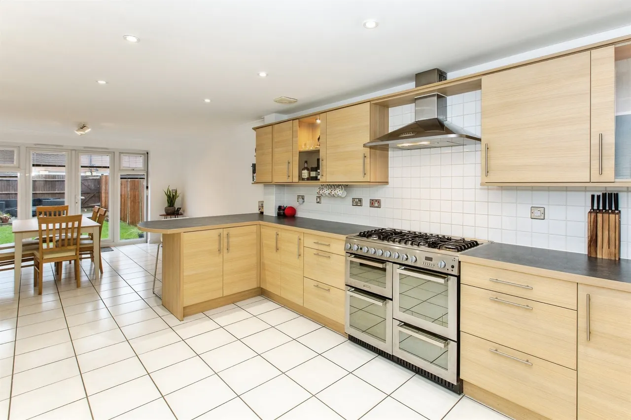 Lancaster Gate, Upper Cambourne, CB23, photo 4
