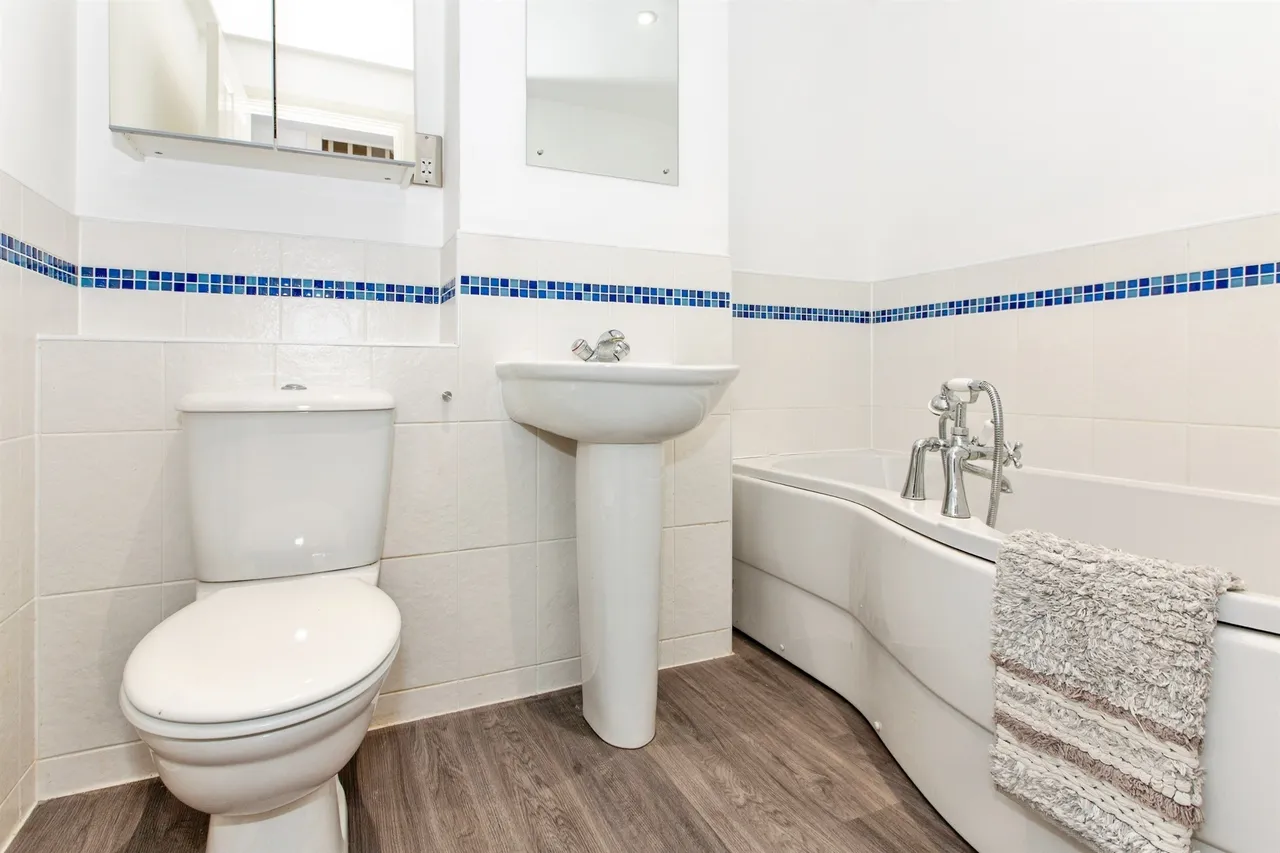 Lancaster Gate, Upper Cambourne, CB23, photo 7