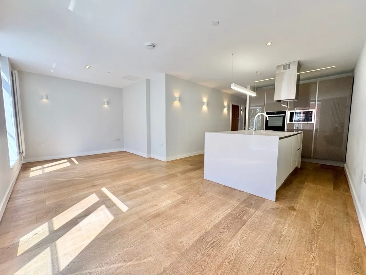 2 bed flat for sale — Flat 4 Upper Fourth Street, 258 Upper Fourth Street, Milton Keynes, Milton Keynes, MK9 1DP