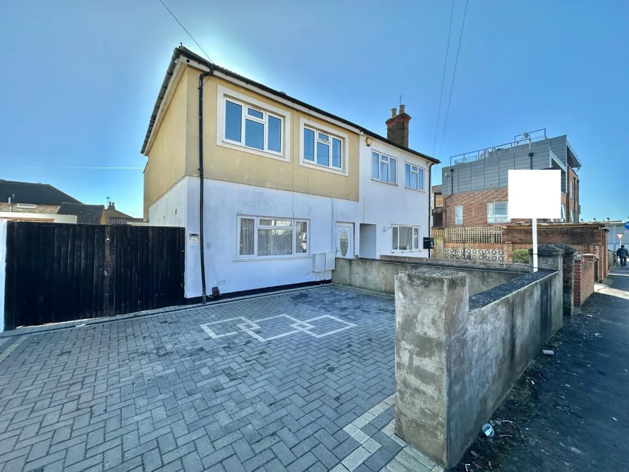 3 bed flat for sale, Pole Hill Road, Uxbridge, UB10