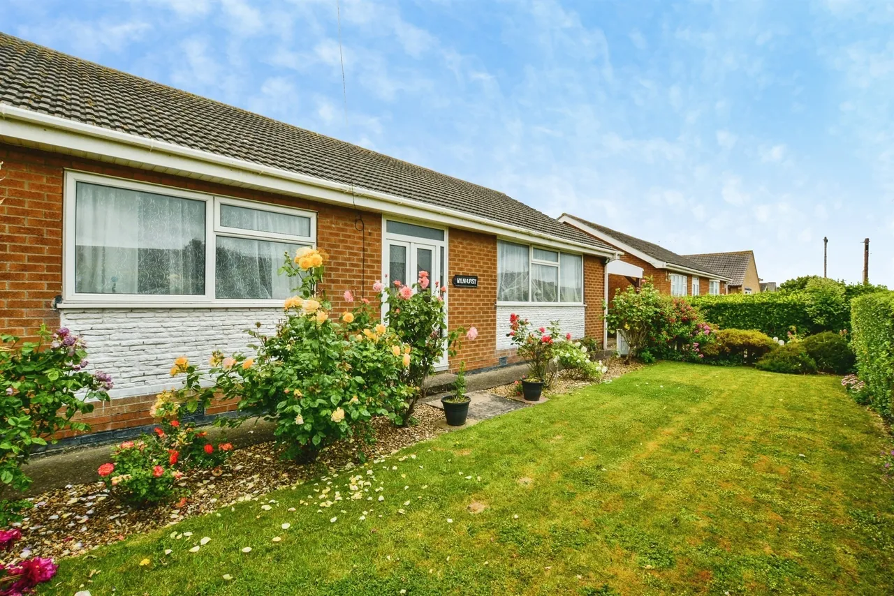 2 bed house for sale — Broadway, Sutton-On-Sea, Mablethorpe
