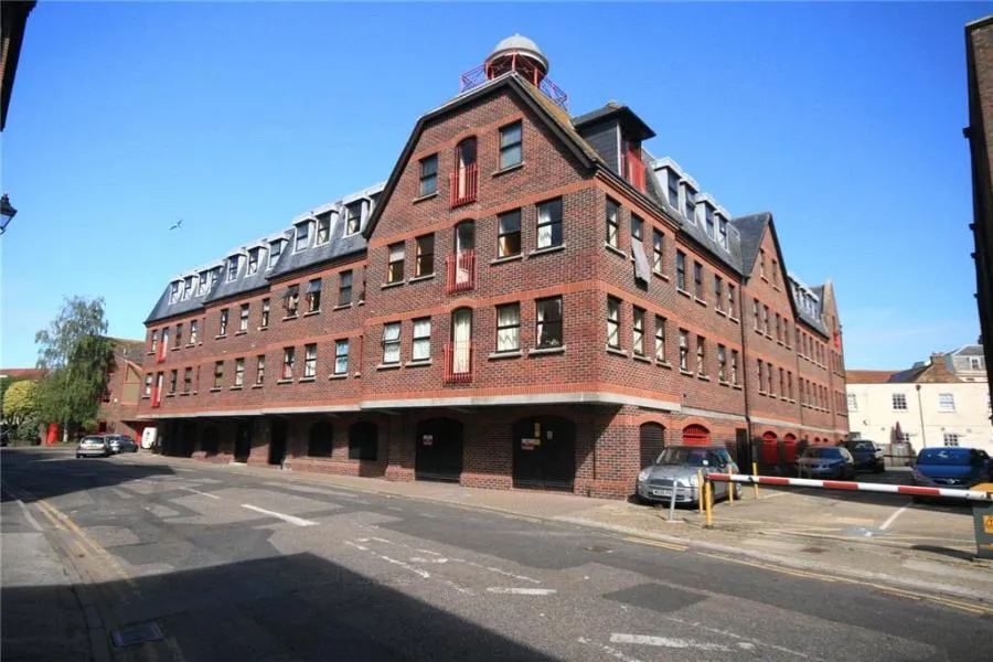 3 bed flat to rent, Strand Street, Poole, BH15