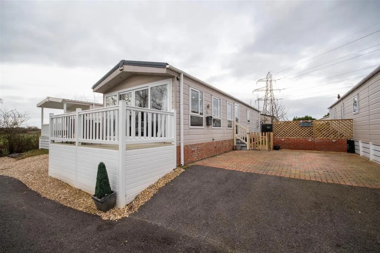2 bed park home for sale, Tewkesbury Road, Norton, GL2
