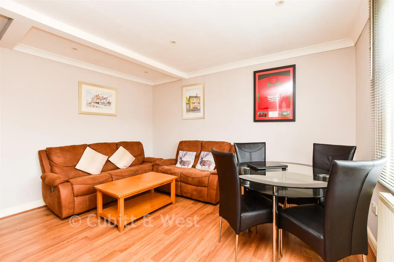 2 bed flat for sale, Lesbourne Road, Reigate, RH2