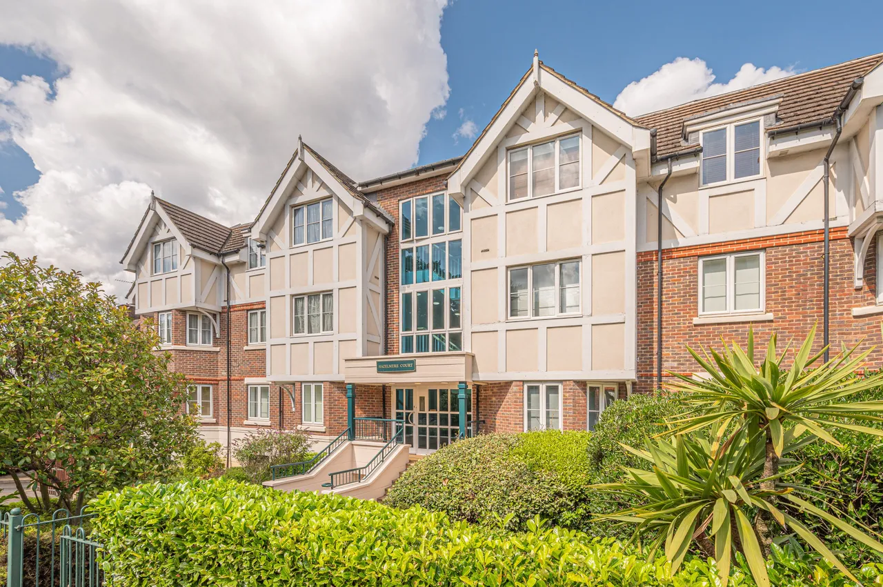2 bed flat to rent — 1 Hazelmere Court, 67 Station Road, London