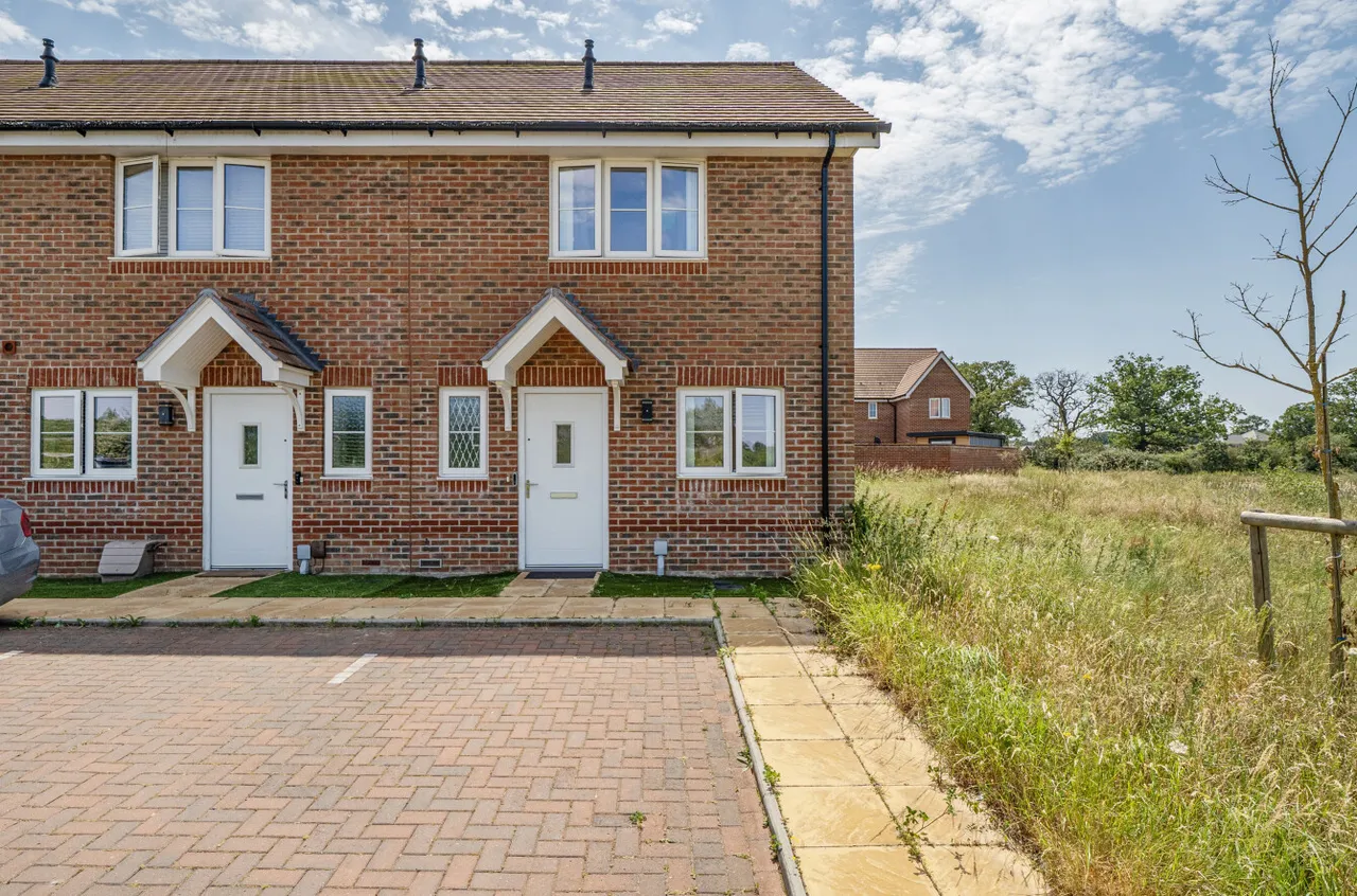 2 bed house for sale — Goddard Crescent, Wokingham, Berkshire, RG40 5BP