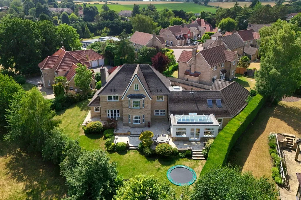 Wetherby ~ Avon Garth, LS22, photo 2