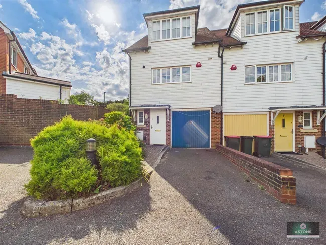 3 bed house for sale — Winter Gardens, Southgate