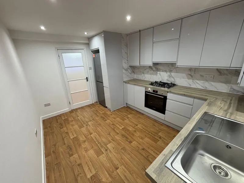 Jesmond Way, Stanmore HA7 4QP, photo 3
