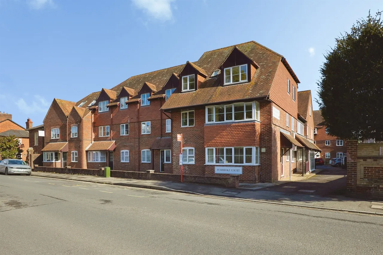 2 bed flat for sale — West Street, Wilton, Salisbury