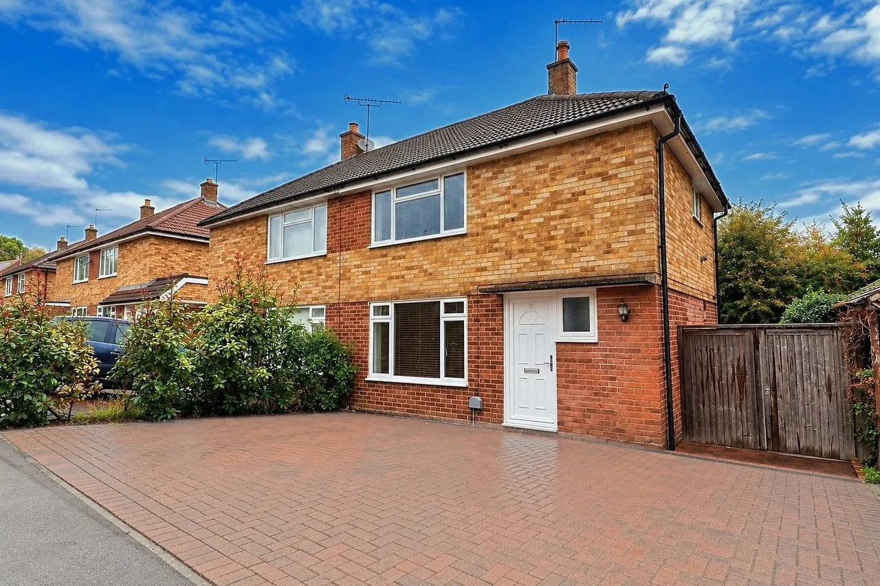 2 bed house for sale, Ashley Road, St Johns, GU21