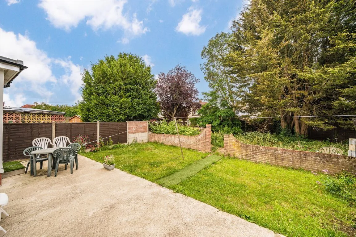 Church Stretton Road, TW3, photo 3