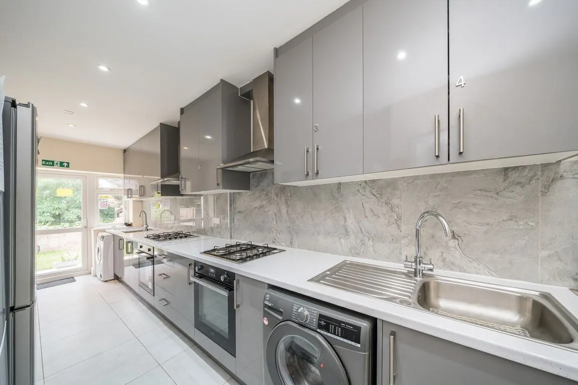 Church Stretton Road, TW3, photo 2