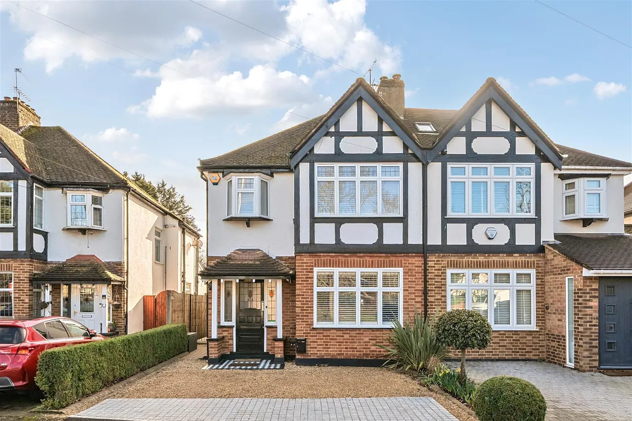 4 bed house for sale — Long Lane, Ickenham, UB10 8QS