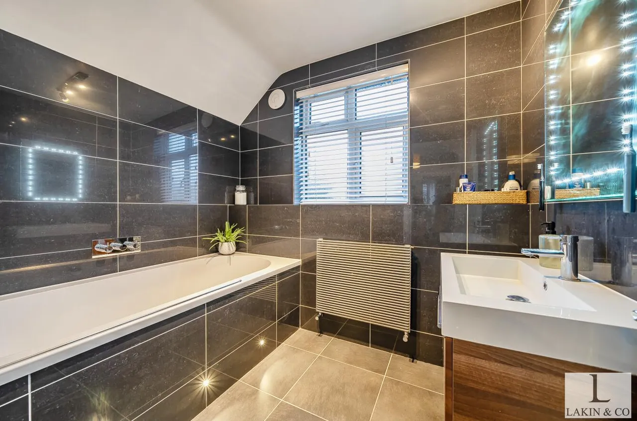 Long Lane, Ickenham, UB10 8QS, photo 11