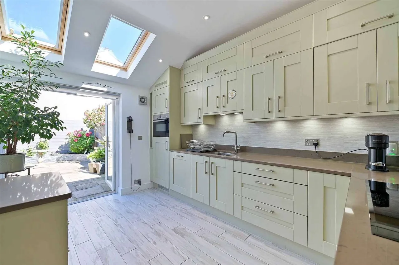 St. Leonards Avenue, Windsor, Berkshire, SL4 1HX, photo 2