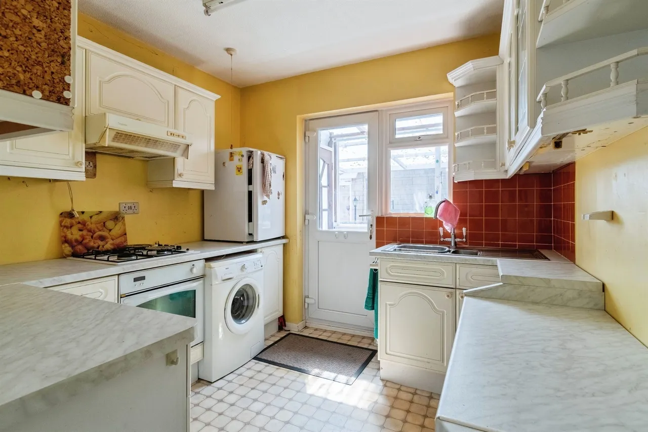 Savernake Avenue, Melksham, photo 5