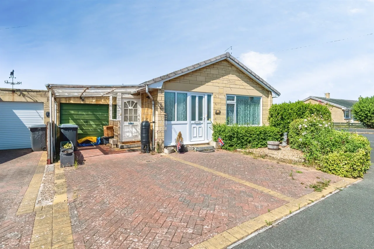 2 bed house for sale — Savernake Avenue, Melksham