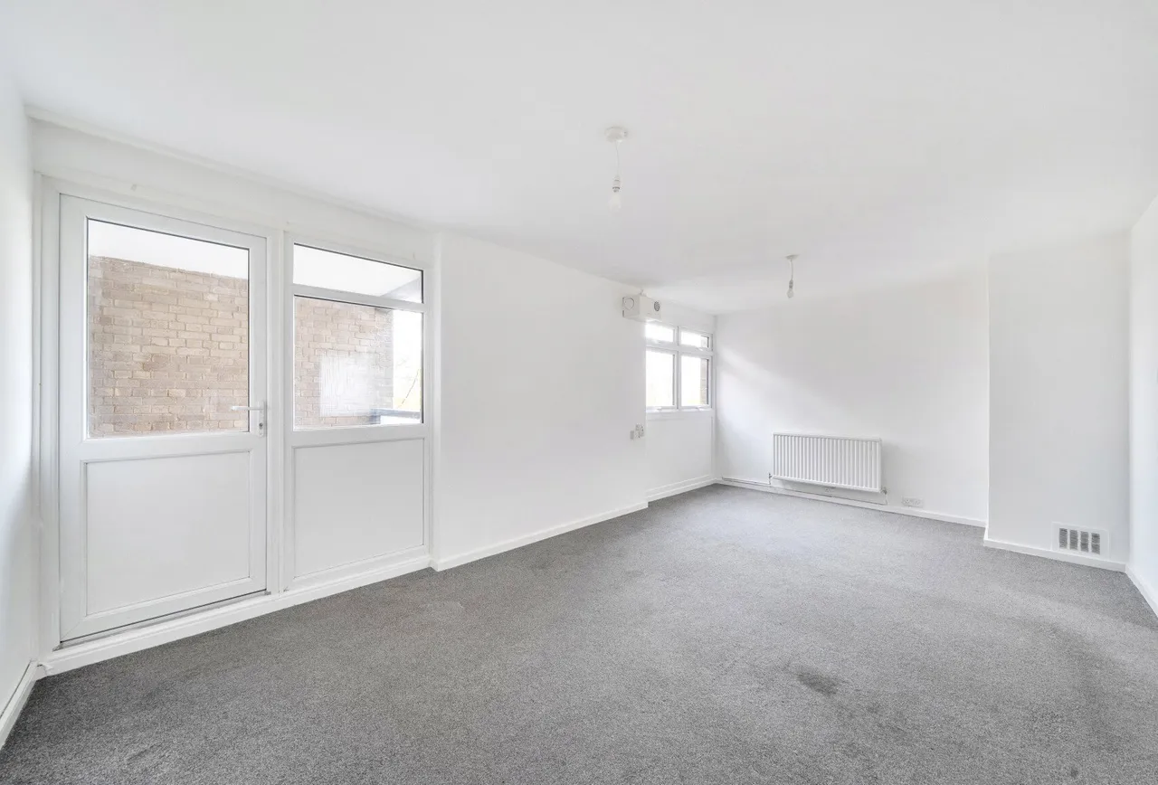 2 bed flat to rent — Woodcote Road, Wallington, SM6 0PS